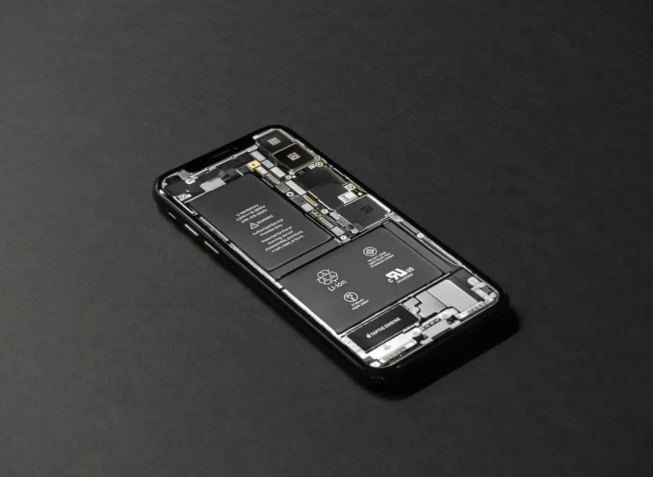 Ile trwa wymiana baterii w iPhonie? Sprawdź realne czasy