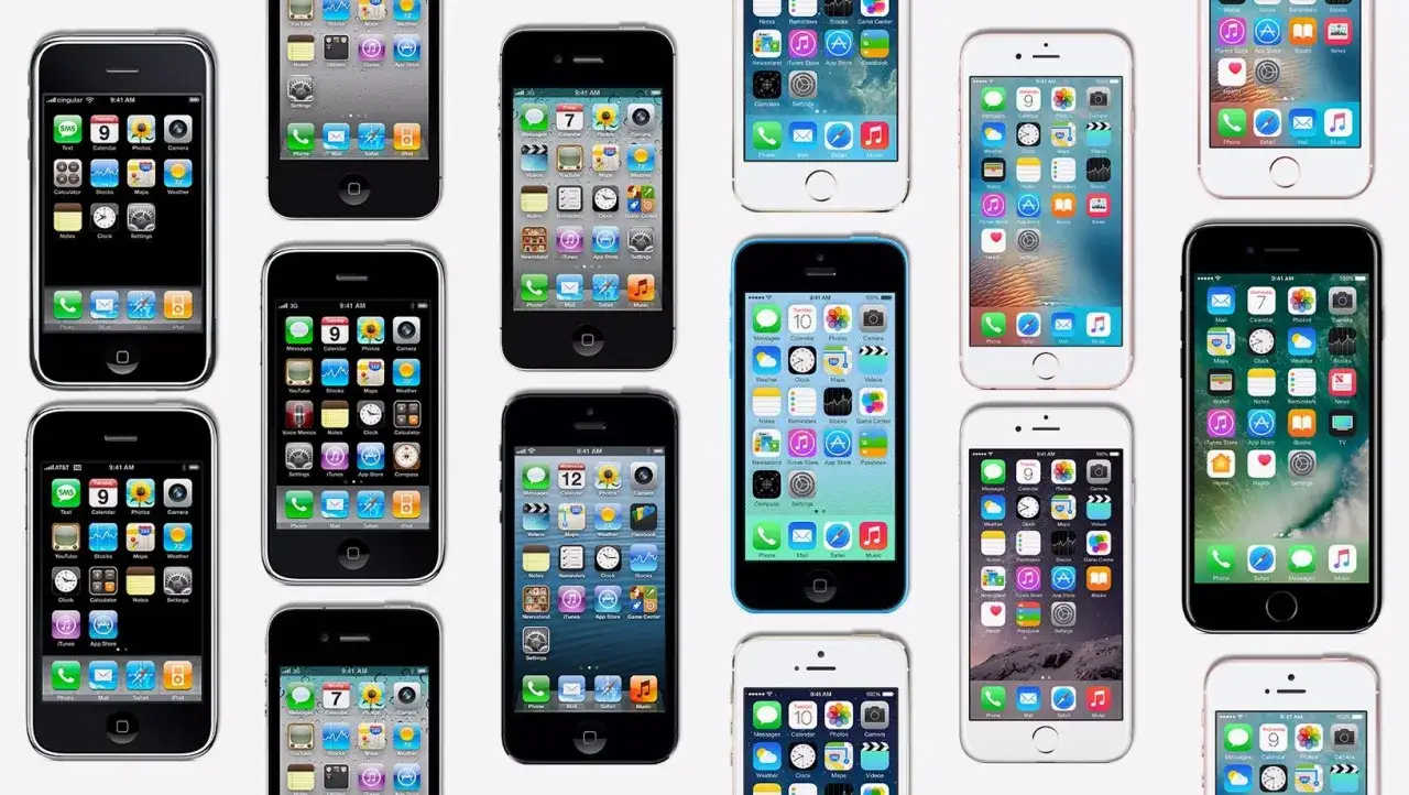 Kolekcja iPhone'ów prezentująca ewolucję interfejsu iOS 7, od starszych modeli po nowsze, z charakterystycznymi ikonami.