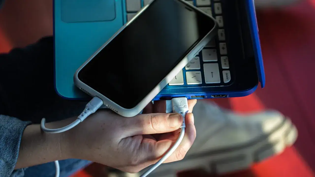 telefon podłączony kablem usb do laptopa