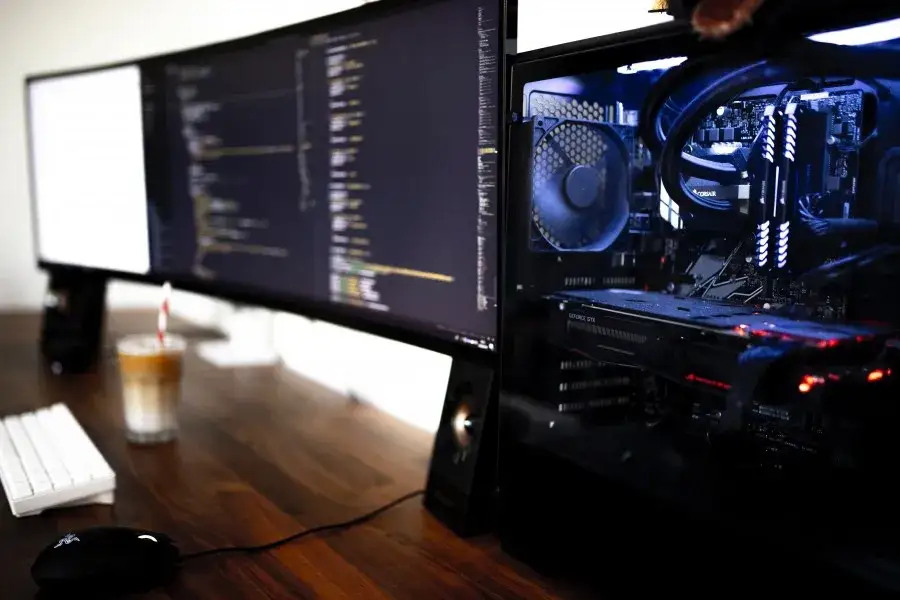 Monitor zakrzywiony vs płaski por&oacute;wnanie ergonomia