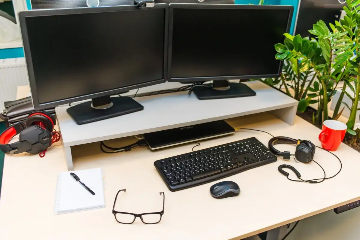 ergonomiczne stanowisko pracy dwa monitory