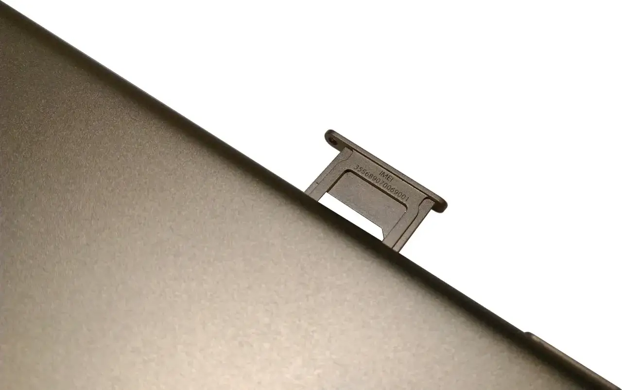 Taca SIM z numerem IMEI 355689070069001, część iPhone'a.