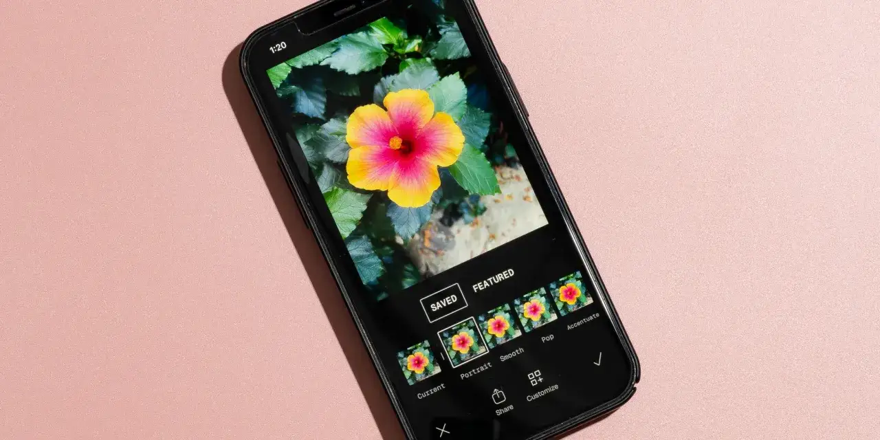 Edycja pięknego hibiskusa na telefonie. Ten darmowy program do obróbki zdjęć na telefon za darmo oferuje filtry i narzędzia do personalizacji.
