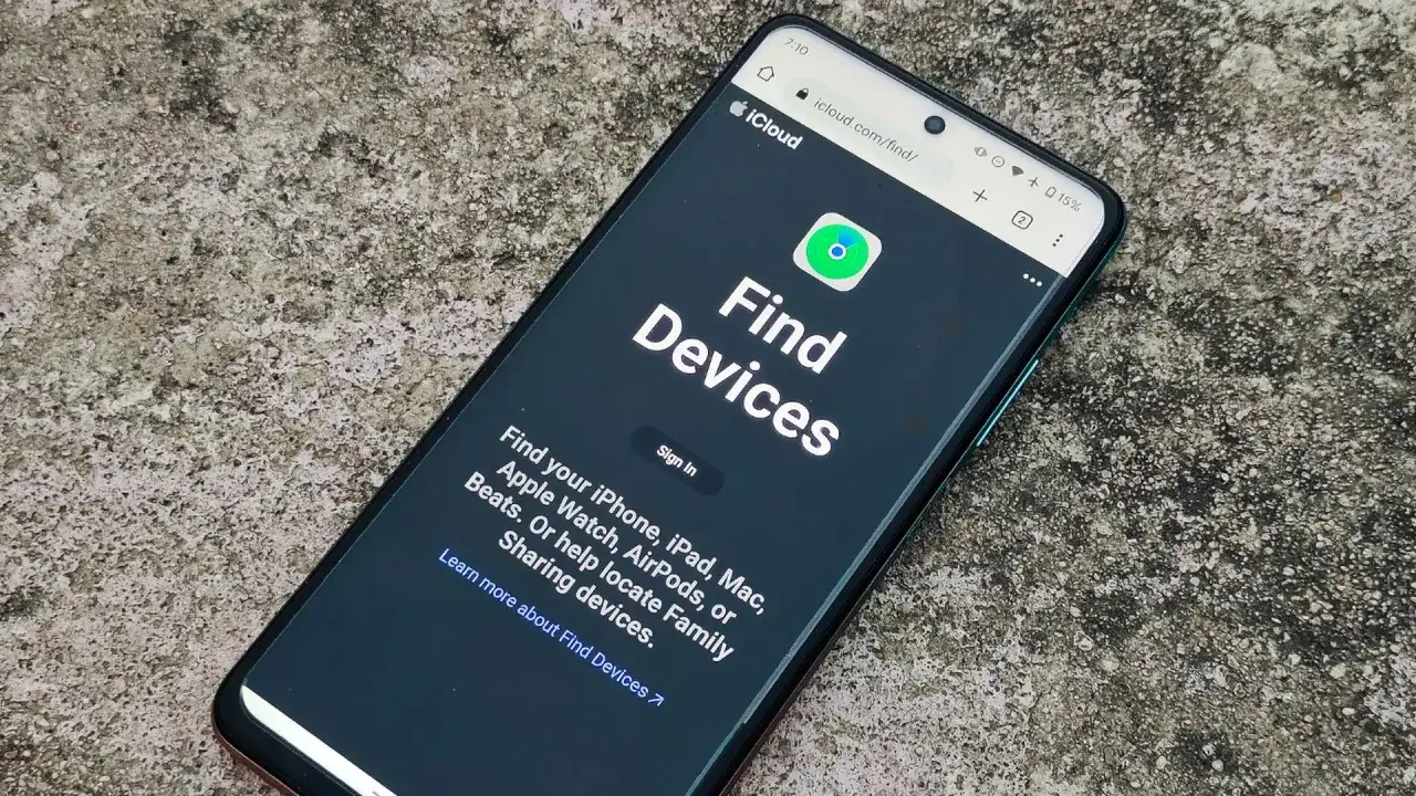 Telefon na ekranie wyświetla stronę iCloud 