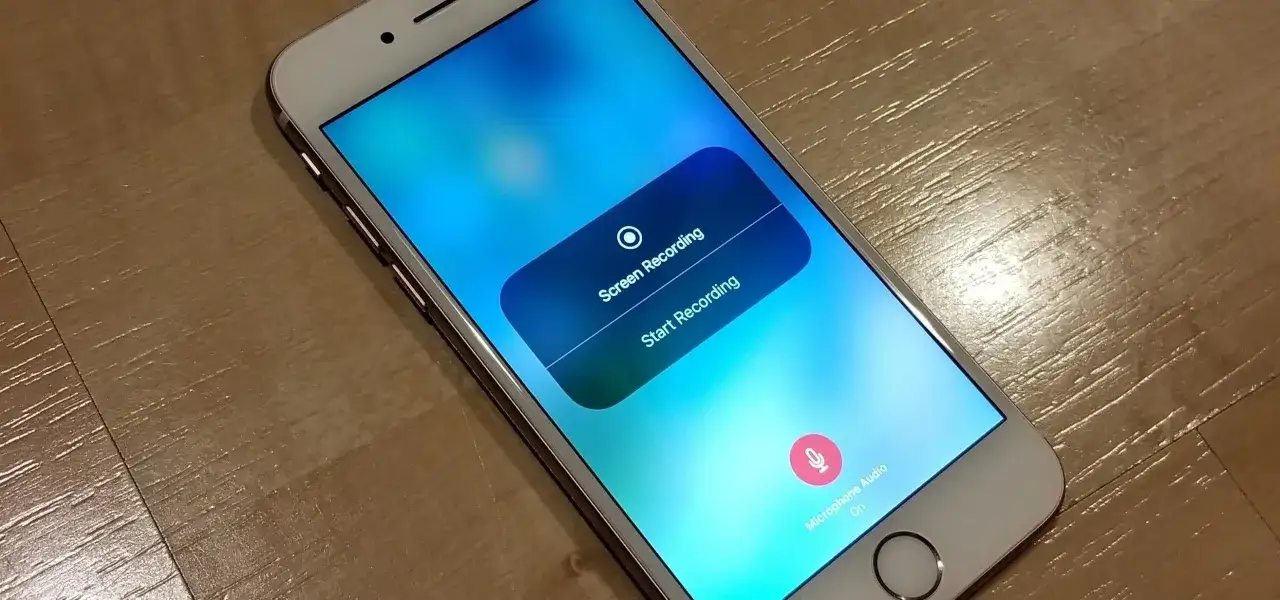 Telefon iPhone gotowy do nagrywania ekranu. Widać opcję