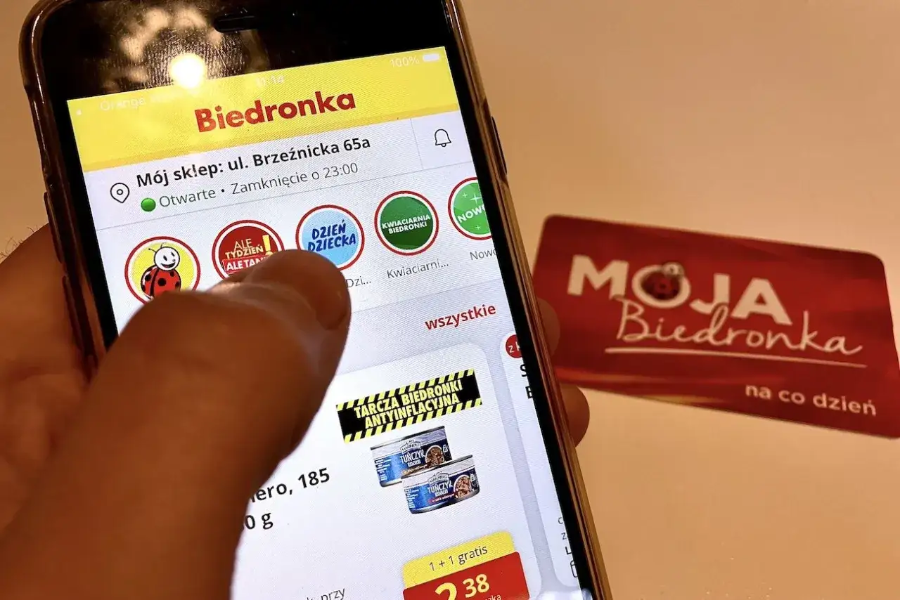 Aplikacja Biedronki na telefonie pokazuje promocje, a obok karta Moja Biedronka.