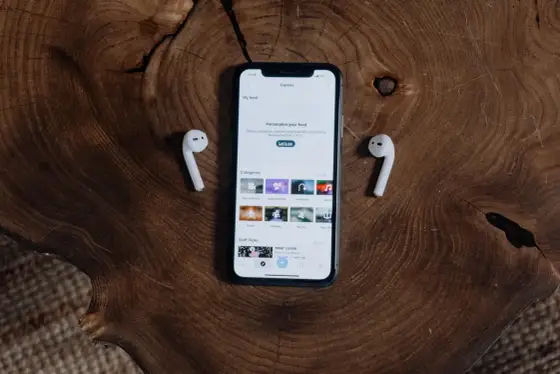 Jak sparować AirPods z iPhonem - krok po kroku i bez problemów