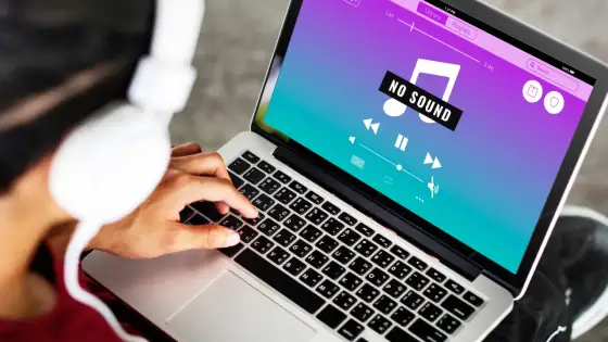 Jak sparować AirPods z laptopem i naprawić brak dźwięku?