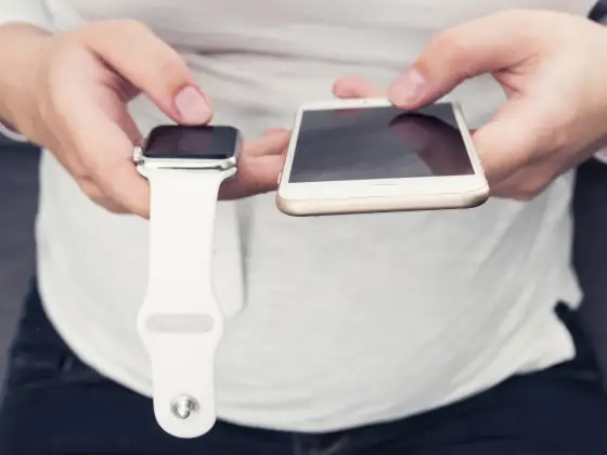 Jak włączyć Apple Watch, gdy ekran jest czarny?
