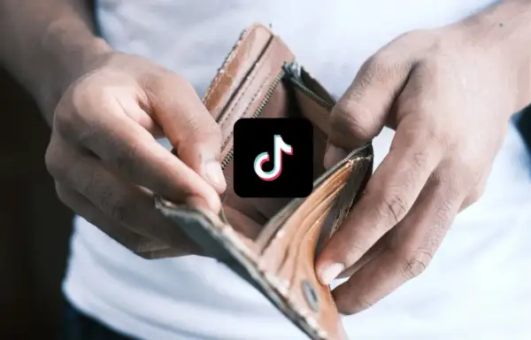 Puste ręce pokazują pusty portfel, a na nim logo TikTok. Chcesz oglądać **tiktok za darmo**?