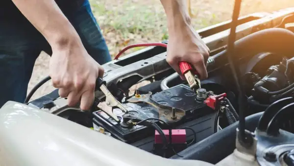 Rozładowany akumulator? Odpal auto z kabli bez ryzyka!