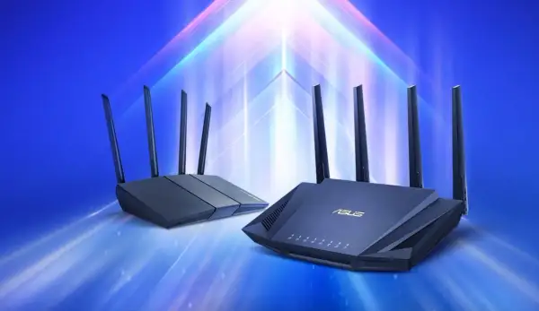 Dwa nowoczesne rutery ASUS z antenami, na tle niebieskiego, świetlistego gradientu.