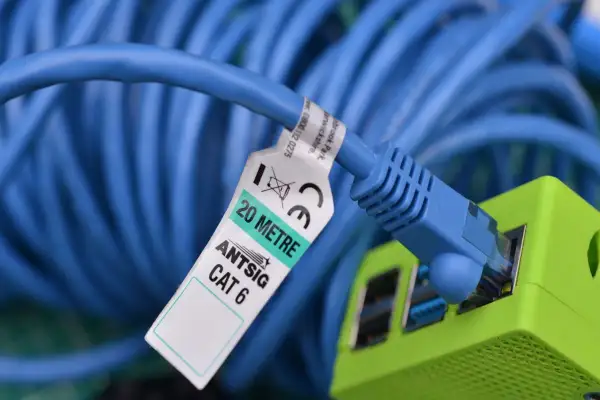 Kabel Ethernet: Prawda o prędkości, gamingu i pingu. Jaki wybrać?