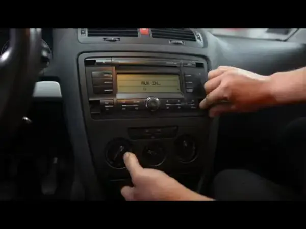 Jak połączyć telefon z radiem? Bluetooth, AUX, FM pełny przewodnik