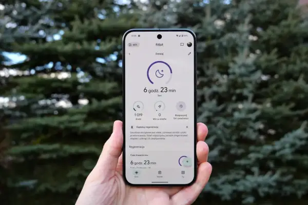 Telefon z aplikacją Fitbit, pokazującą 6 godz. 23 min snu. To część monitorowania aktywności, podobnie jak w Google Fit.