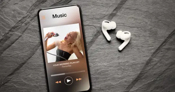 Słuchawki do iPhone'a: Które wybrać? Ranking AirPods i alternatyw